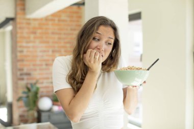 Güzel bir kadın korkmuş, endişeli ya da kızgın hisseder ve yana bakar. Kahvaltı kasesi konsepti