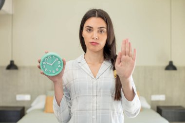 Oldukça genç bir model. Avuç içinin açık olduğunu gösteriyor. Durdurma hareketi yapıyor. dinlenme ve gecelik konsepti