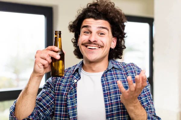 Mladý Pohledný Muž Pivem Doma Interiér — Stock fotografie
