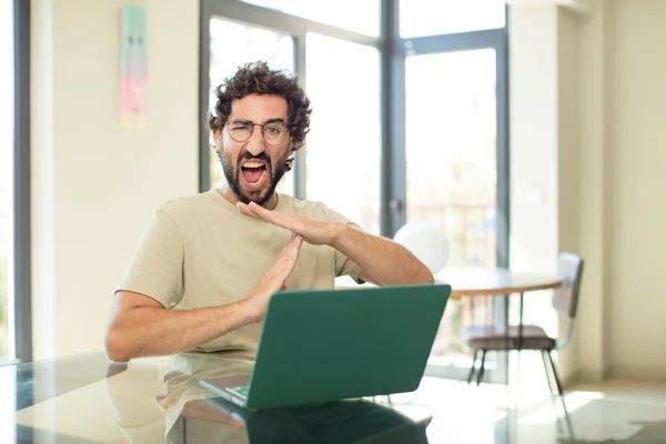 Jovem Homem Barbudo Adulto Com Laptop Olhando Sério Severo Irritado — Fotografia de Stock
