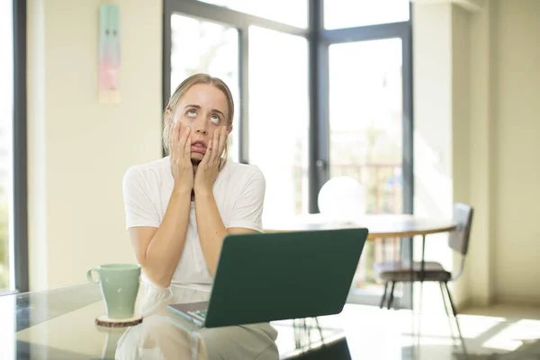 Mulher Bonita Caucasiana Com Laptop Sentindo Chocado Assustado Olhando Entediado — Fotografia de Stock