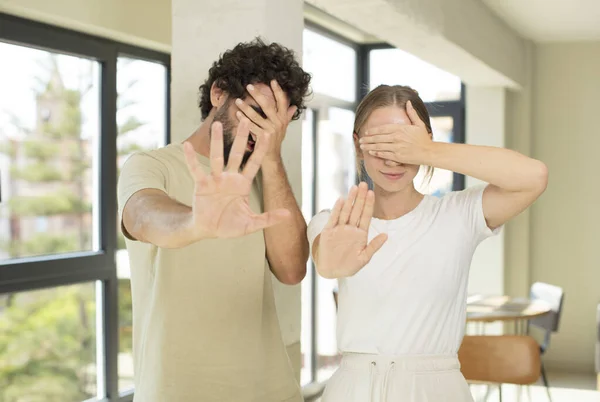 Genç Yetişkin Bir Çift Yüzlerini Elleriyle Kapatıyor Kamerayı Durdurmak Için — Stok fotoğraf