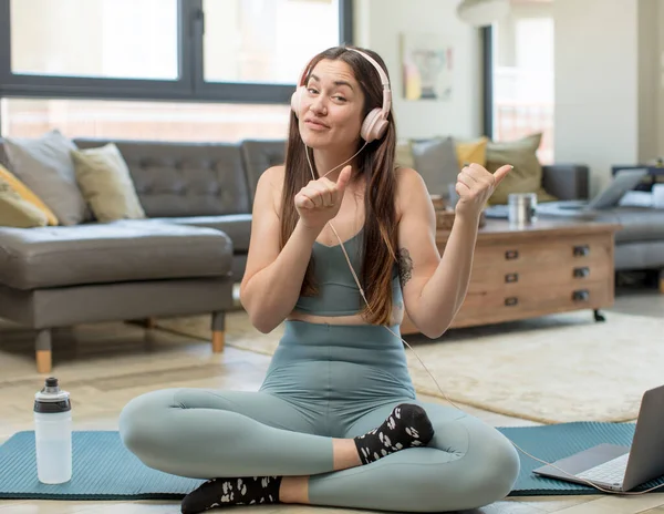 Jeune Femme Adulte Pratiquant Yoga Souriant Joyeusement Occasionnellement Pointant Vers — Photo