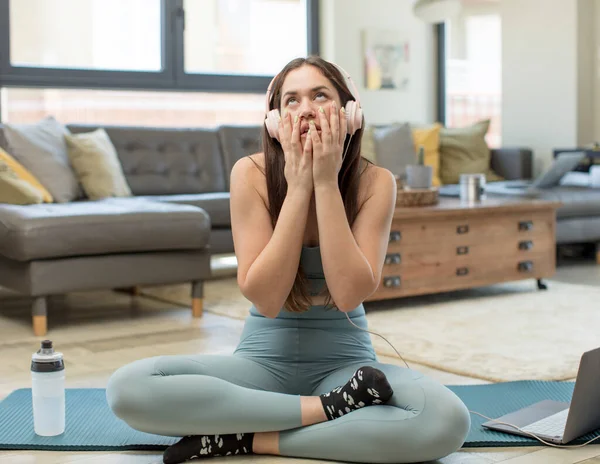 Genç Bir Kadın Yoga Yapıyor Şok Olmuş Korkmuş Hissediyor Ellerinin — Stok fotoğraf