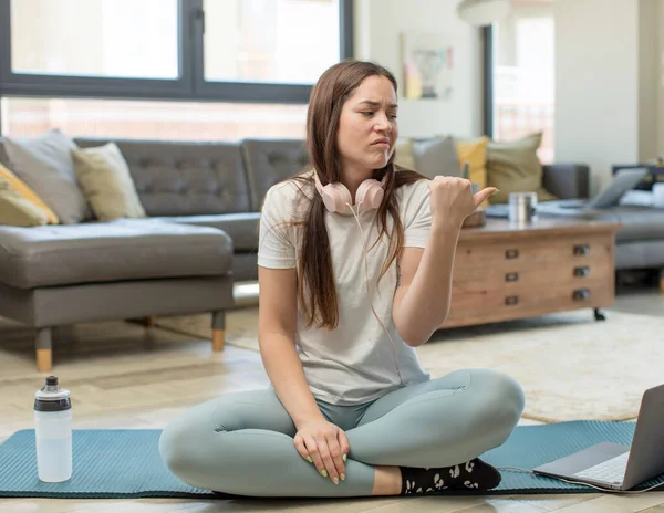 Jeune Femme Adulte Pratiquant Yoga Inquiet Sentir Effrayé Frustré Stressé — Photo