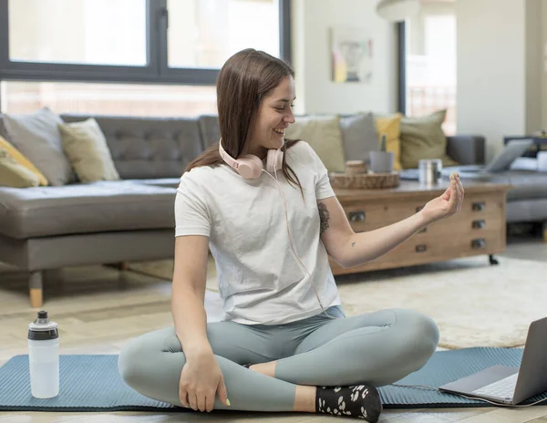 Jeune Femme Adulte Pratiquant Yoga Sentant Heureuse Réussie Confiante Faisant — Photo