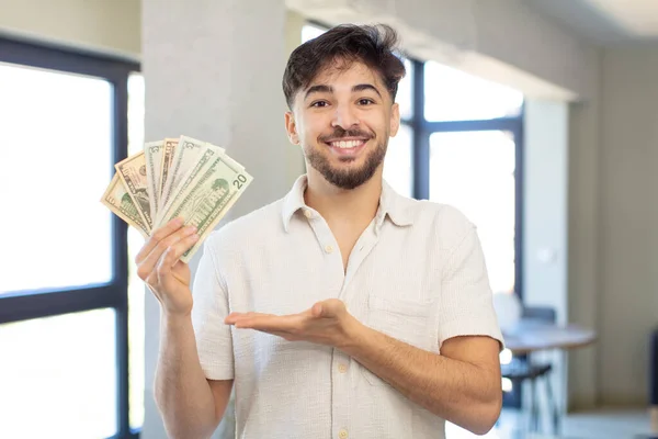 若いハンサムな男は陽気に笑って幸せを感じコンセプトを示す ドル紙幣の概念 — ストック写真