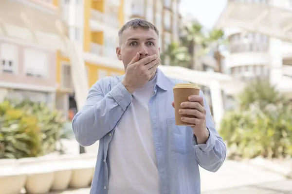 Ağzını Eliyle Kapatmış Şok Olmuş Şaşırmış Bir Ifade Kahveyi Götür — Stok fotoğraf