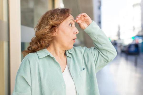 Mujer Mediana Edad Mirando Desconcertado Asombrado Con Mano Sobre Frente —  Fotos de Stock