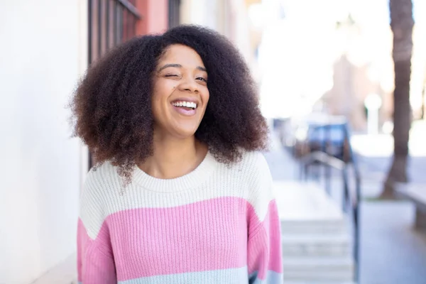 Afro Amerikan Güzel Kadın Mutlu Arkadaş Canlısı Görünüyor Gülümsüyor Sana — Stok fotoğraf