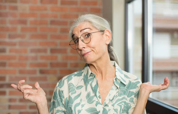 Senior Vacker Kvinna Känsla Förbryllad Och Förvirrad Tvivla Viktning Eller — Stockfoto