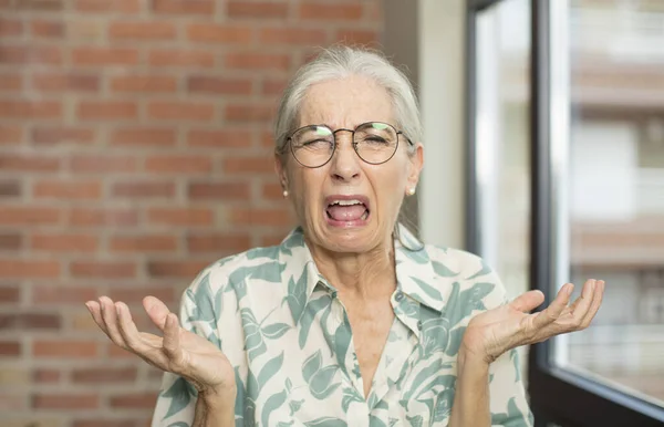 Anziana Bella Donna Guardando Perplesso Confuso Stressato Chiedendo Tra Diverse — Foto Stock
