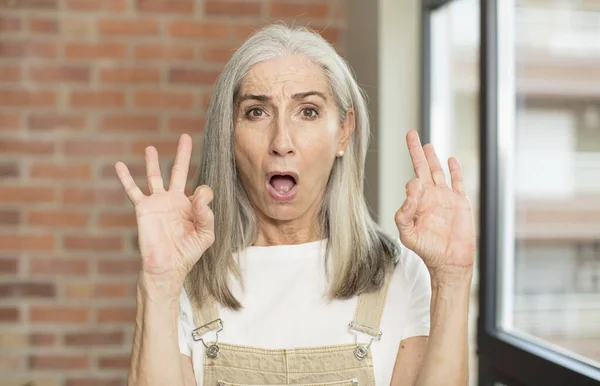 Anziana Bella Donna Sentirsi Scioccato Stupito Sorpreso Mostrando Approvazione Facendo — Foto Stock