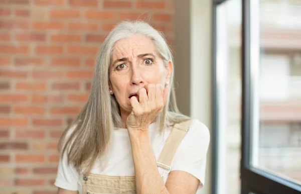 Senior Vacker Kvinna Känner Sig Skräckslagen Skräck Och Panik — Stockfoto
