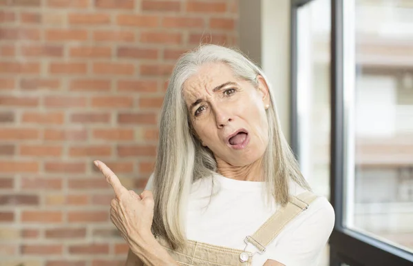 Seniores Bonita Mulher Sentindo Alegre Surpreso Sorrindo Com Uma Expressão — Fotografia de Stock