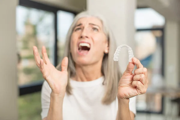 Mooie Oudere Vrouw Schreeuwend Met Handen Lucht Met Een Tandbeugel — Stockfoto