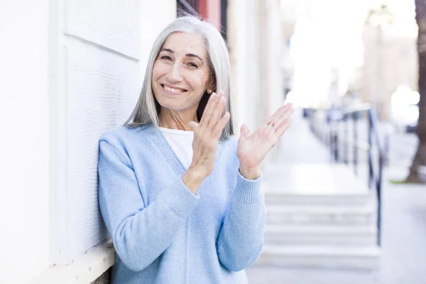 Seniorin Mit Weißem Haar Die Sich Glücklich Und Erfolgreich Fühlt — Stockfoto