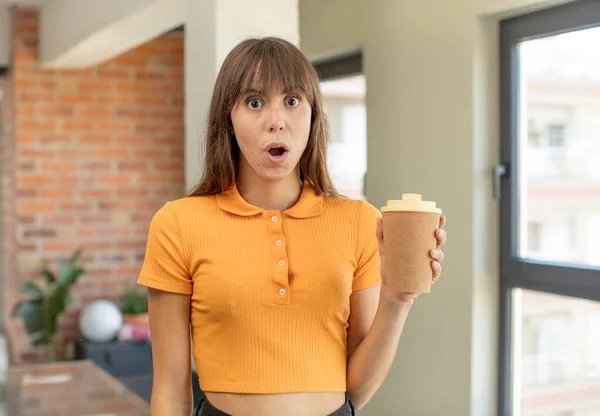 Joven Bonita Mujer Sintiéndose Muy Sorprendido Sorprendido Quitar Concepto Café —  Fotos de Stock