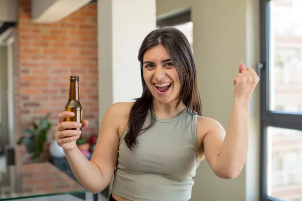 Joven Mujer Sintiéndose Conmocionada Riendo Celebrando Éxito Botella Cerveza —  Fotos de Stock