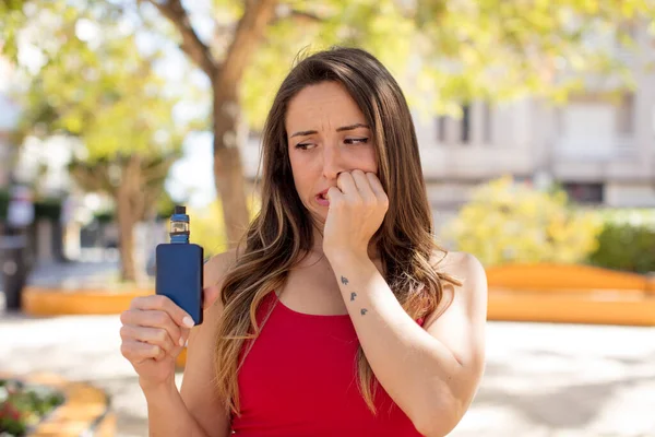 Pretty Woman Feeling Scared Worried Angry Looking Side Vaper Concept — Stock Photo, Image
