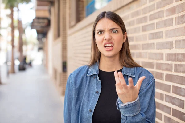 Joven Bonita Mujer Buscando Enojado Molesto Frustrado Gritando Wtf Que — Foto de Stock