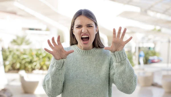 Genç Güzel Bir Kadın Panik Öfke Içinde Bağırıyor Şok Olmuş — Stok fotoğraf