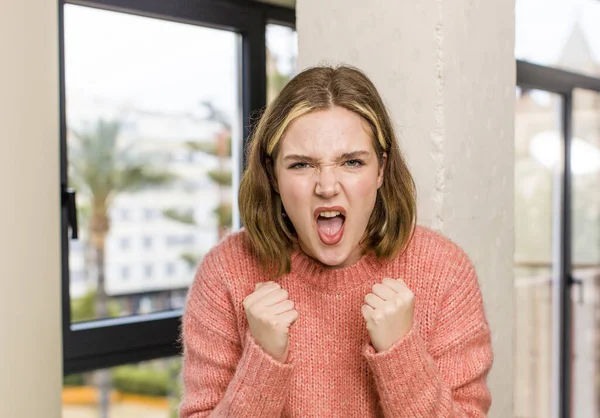 Mujer Bastante Caucásica Gritando Agresivamente Con Mirada Molesta Frustrada Enojada —  Fotos de Stock