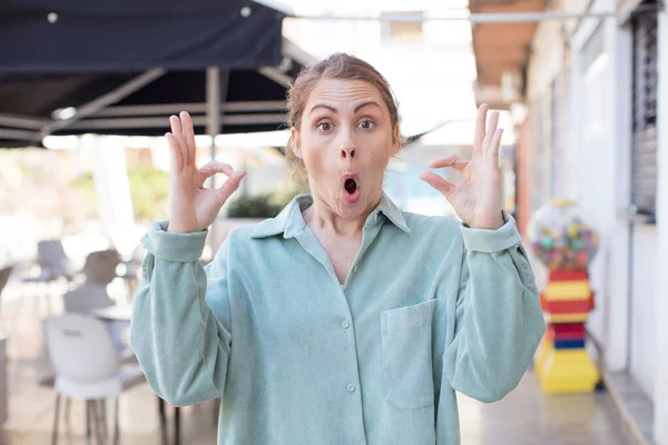 Pretty Young Woman Feeling Shocked Amazed Surprised Showing Approval Making — Stock Photo, Image