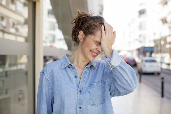 Pretty Young Woman Laughing Slapping Forehead Saying Doh Forgot Stupid — Stock Photo, Image