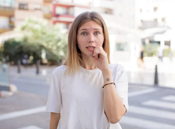 Pretty Young Woman Surprised Nervous Worried Frightened Look Looking Side — Stock Photo, Image