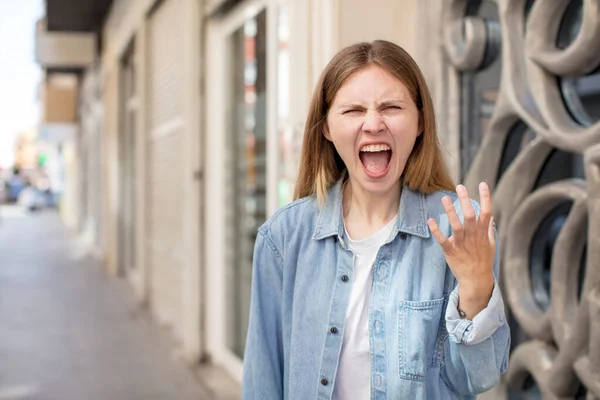 Όμορφη Νεαρή Γυναίκα Που Δείχνει Θυμωμένη Ενοχλημένη Και Απογοητευμένη Ουρλιάζοντας — Φωτογραφία Αρχείου