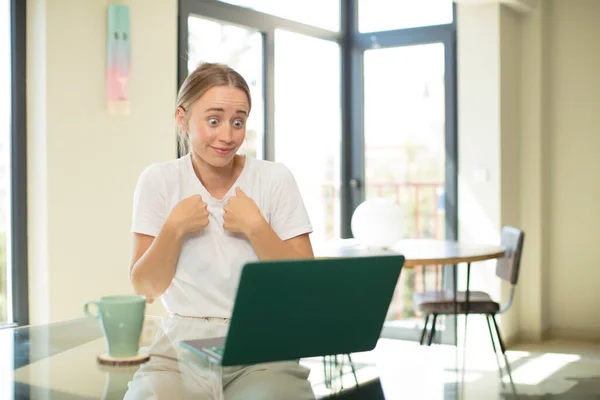 Mulher Bonita Caucasiana Com Laptop Sentindo Feliz Surpreso Orgulhoso Apontando — Fotografia de Stock