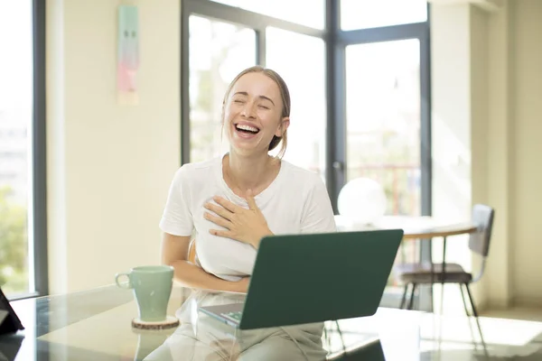 Caucasian Pretty Woman Laptop Laughing Out Loud Some Hilarious Joke — Stock Photo, Image