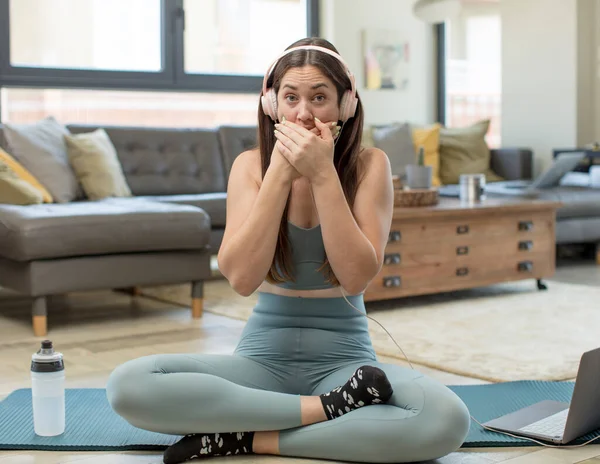 Genç Bir Kadın Yoga Yapıyor Elleri Ile Ağzını Kapatıyor Şok — Stok fotoğraf