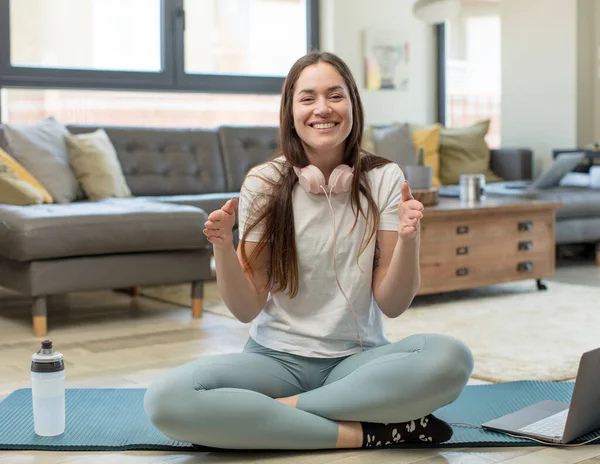Yoga Yapan Genç Bir Kadın Bir Objeyi Iki Eliyle Fotokopi — Stok fotoğraf