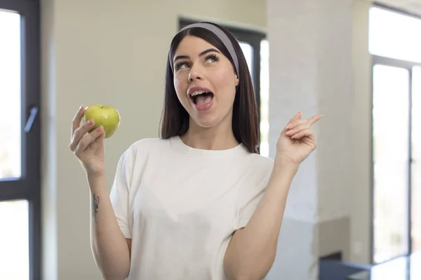 Pretty Young Woman Feeling Happy Excited Genius Realizing Idea Apple — Stock Photo, Image