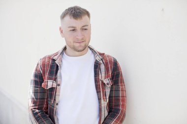 Yakışıklı adam merak ediyor, mutlu düşünceler ve fikirler düşünüyor, hayal kuruyor, kenarda yer arıyor.