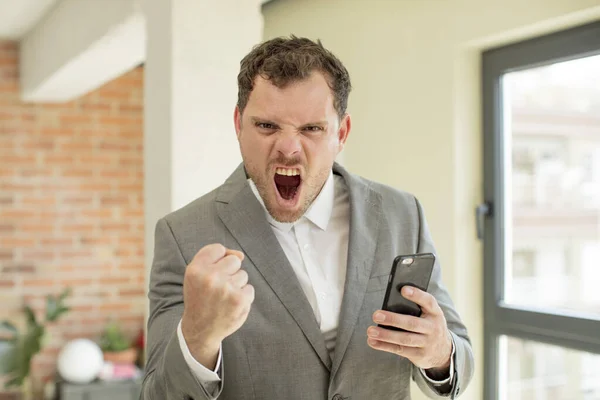 Kızgın Sinirli Hayal Kırıklığına Uğramış Görünüyor Akıllı Telefon Kavramı — Stok fotoğraf