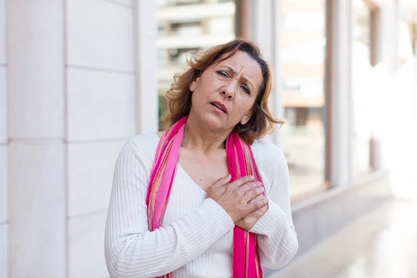 Kobieta Średnim Wieku Wygląda Smutno Boli Złamane Serce Trzyma Obie — Zdjęcie stockowe