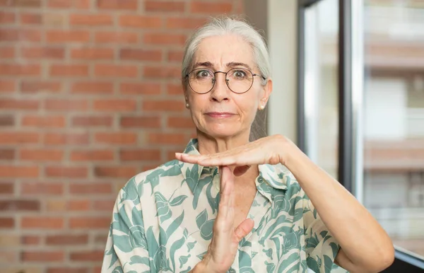 Senior Ładna Kobieta Wygląda Poważnie Surowy Zły Niezadowolony Czas Znak — Zdjęcie stockowe