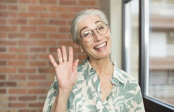 Senior Hübsche Frau Lächelt Glücklich Und Fröhlich Winkt Hand Begrüßt — Stockfoto