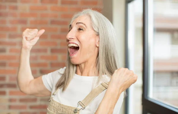 Anciana Bonita Mujer Sintiéndose Feliz Positiva Exitosa Celebrando Victoria Logros — Foto de Stock