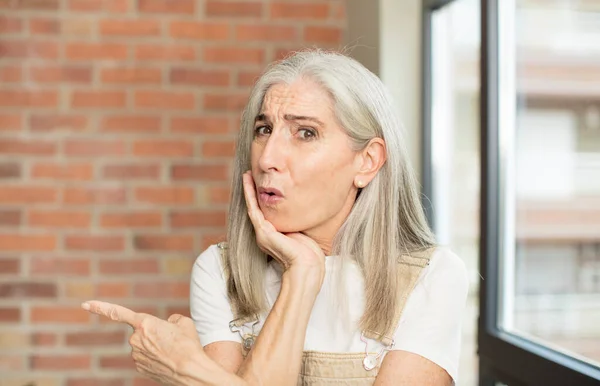 Senior Ładna Kobieta Czuje Zaskoczony Wstrząśniętym Wyrazem Twarzy Wskazując Bok — Zdjęcie stockowe