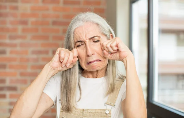 Anziana Bella Donna Cercando Disperato Frustrato Stressato Infelice Infastidito Urlando — Foto Stock