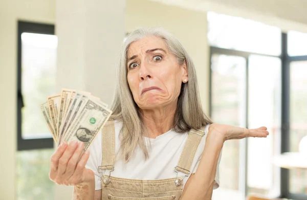 Behoorlijk Oudere Vrouw Die Zich Verward Onzeker Voelt Met Dollarbankbiljetten — Stockfoto