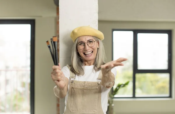 Mulher Sênior Bonita Sorrindo Feliz Oferecendo Mostrando Conceito Artista Pintor — Fotografia de Stock