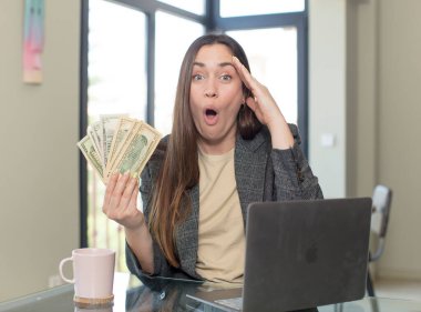 Genç ve güzel bir kadın mutlu, şaşkın ve şaşırmış görünüyor. Bağımsız kavram