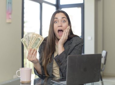 Genç ve güzel bir kadın inanılmaz bir şey karşısında kendini mutlu ve şaşkın hissediyor. Bağımsız kavram