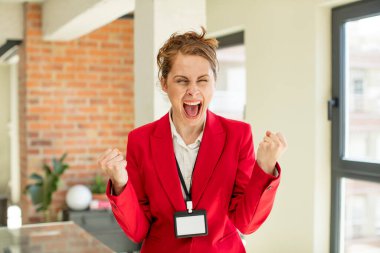 Genç ve güzel bir kadın sinirli, sinirli ve sinirli görünüyor. VIP geçiş akreditasyon kavramı