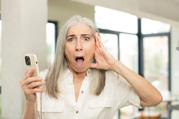 Довольно Пожилая Женщина Чувствует Себя Чрезвычайно Шокирован Удивлен Концепция Смартфона — стоковое фото